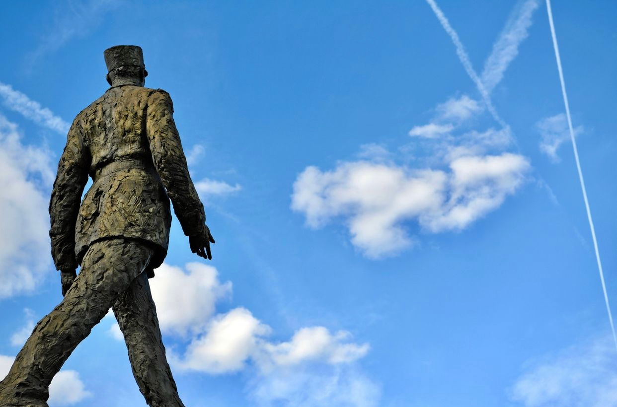 charles de gaulle etoile numerous statues 