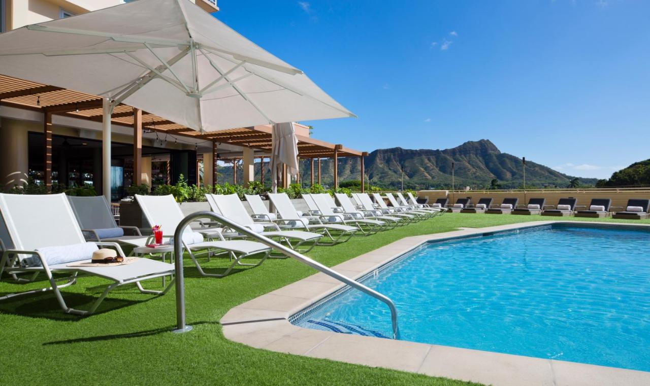 luxury hotels walking distance to north shore