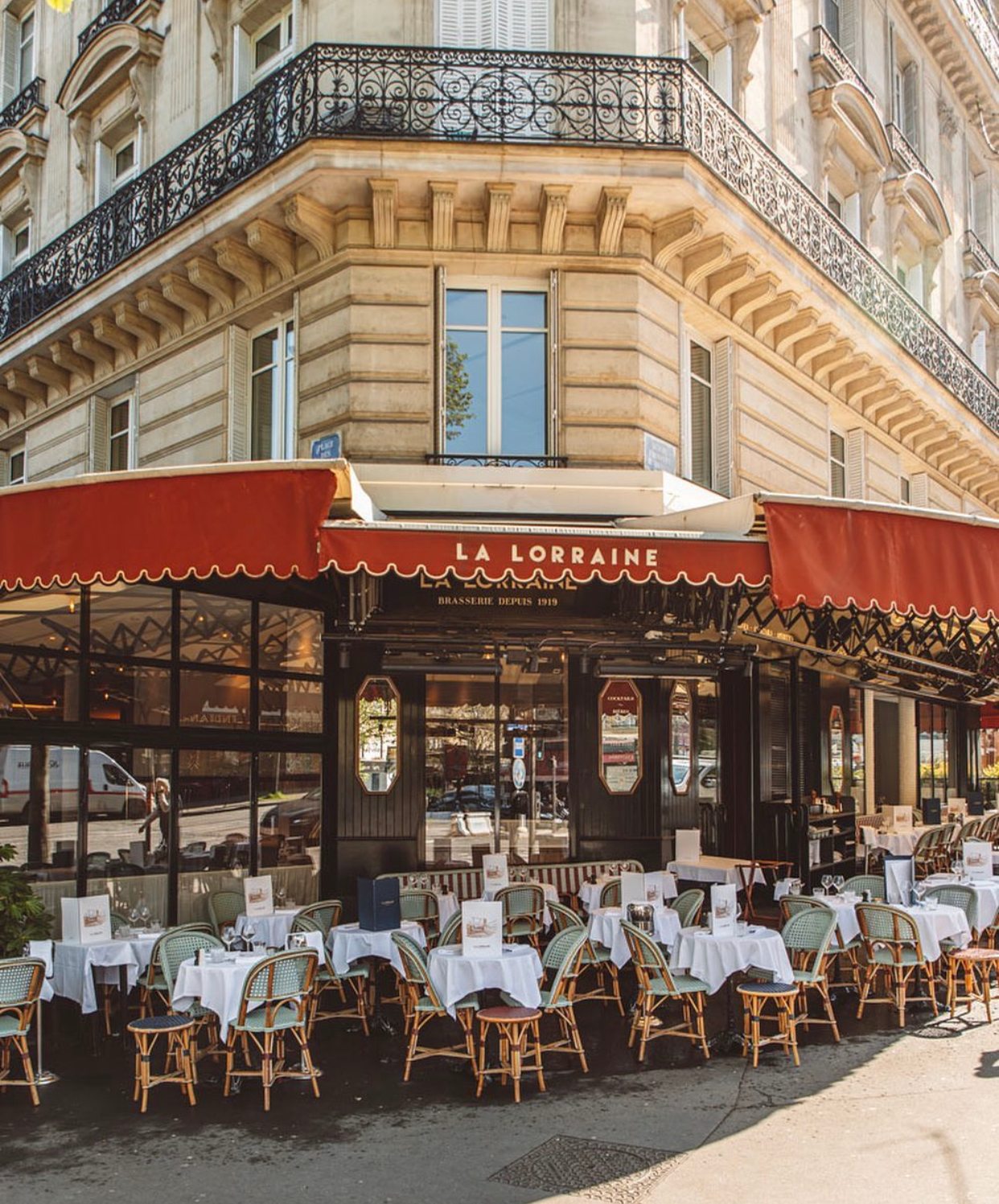 famous brasserie near place de la concorde 