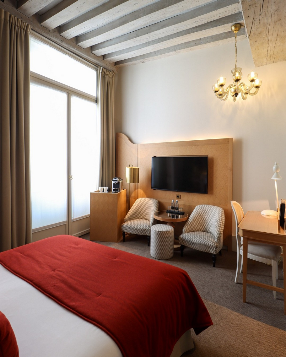 paris guest room near river seine 