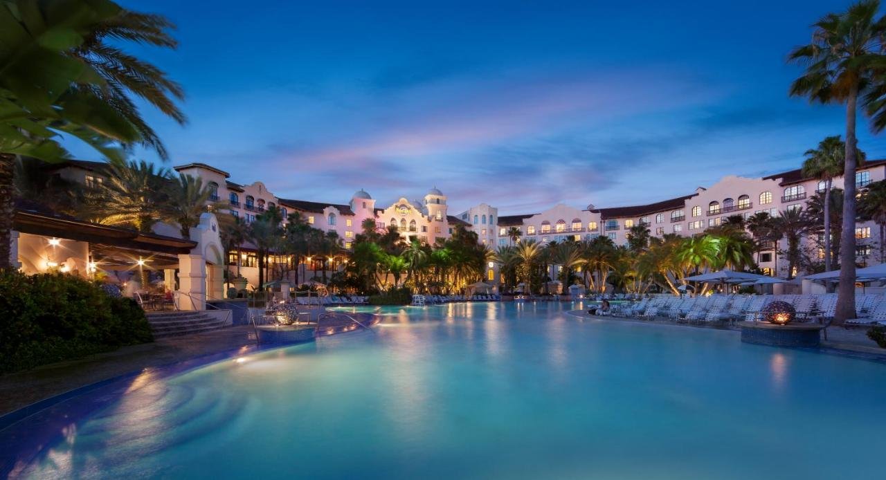 orange county convention center with outdoor swimming pool