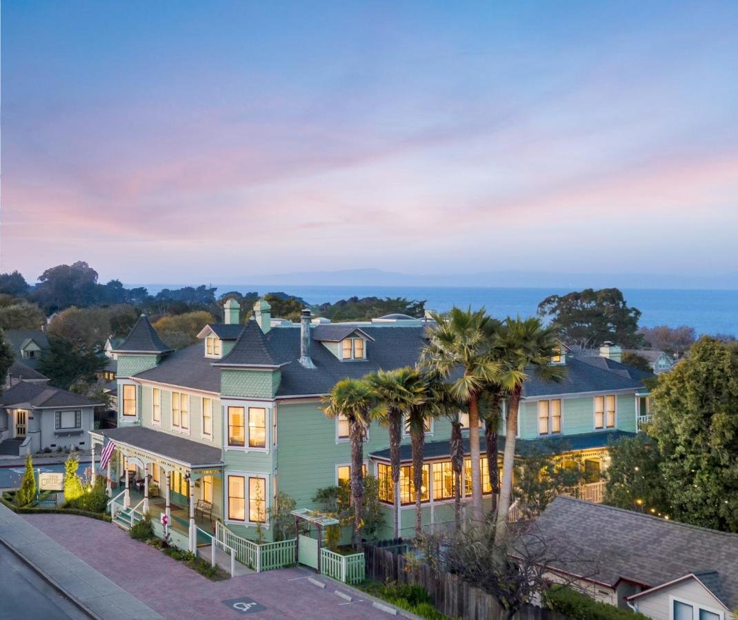 carriage house inn